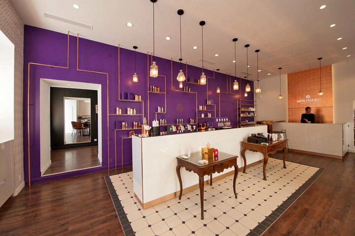 restaurace s fialovými stěnami a barem se dvěma stoly