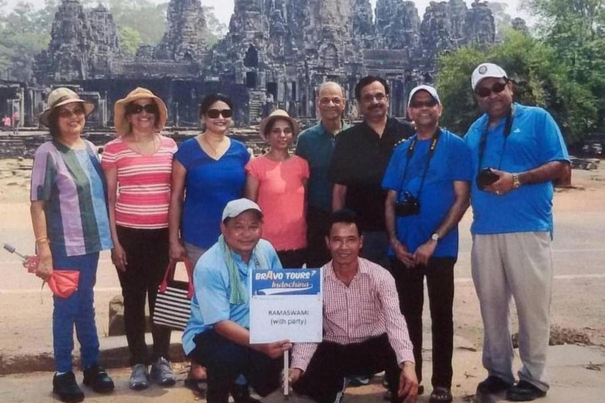 un gruppo di persone in posa per una foto davanti a un tempio