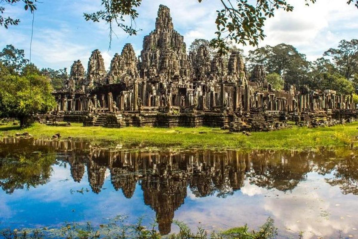 un tempio riflesso in una pozza d'acqua di fronte