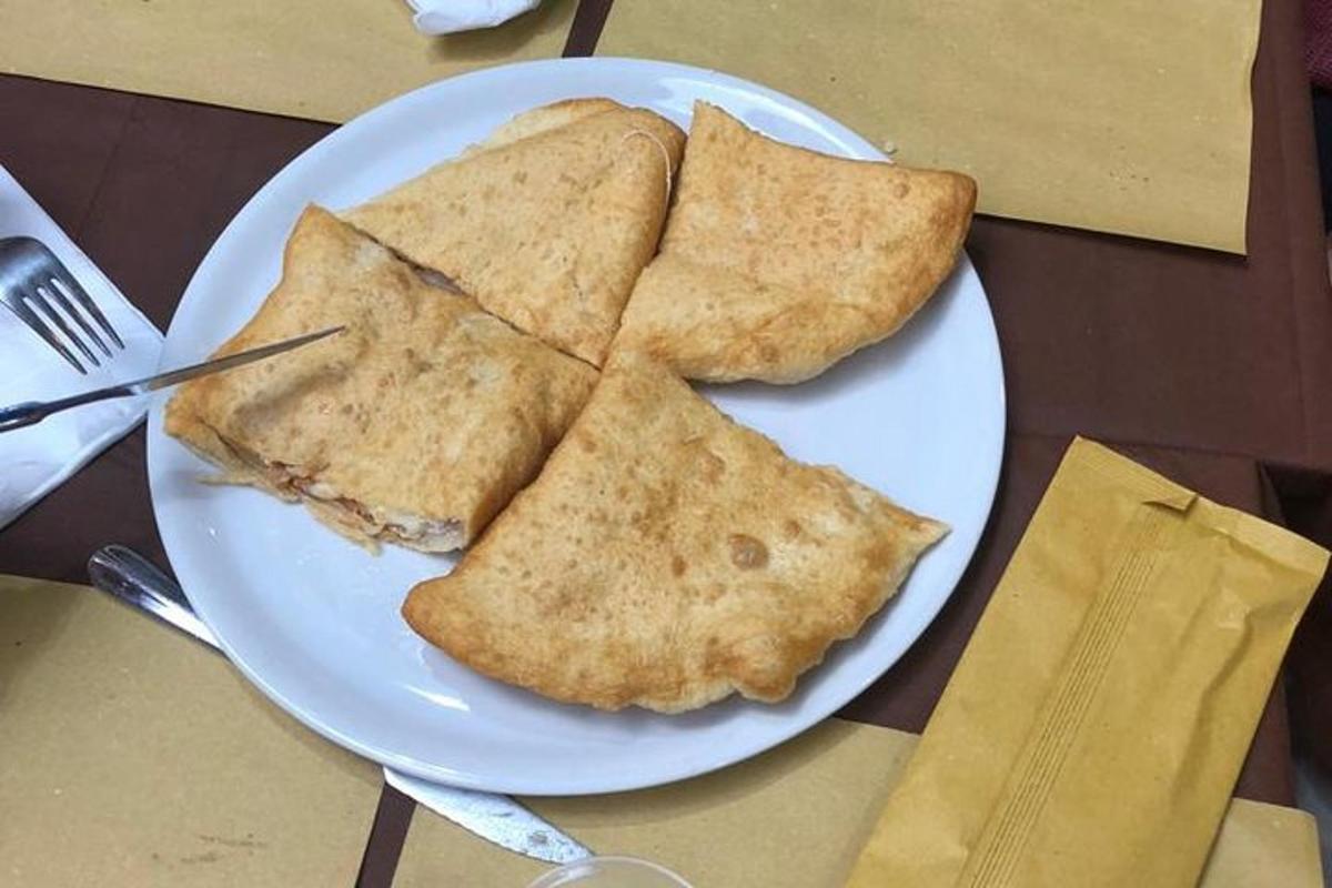 üzerinde dört parça yiyecek bulunan beyaz bir tabak