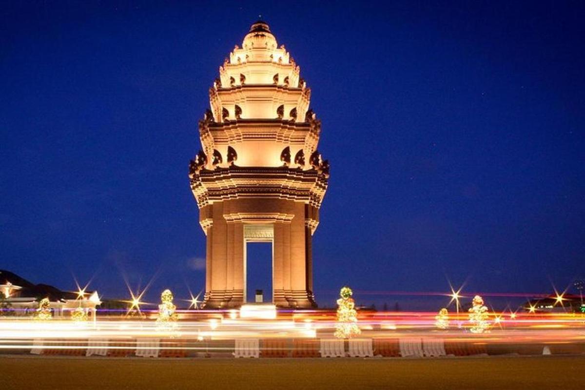 ein hohes Gebäude mit einem Glockenturm bei Nacht