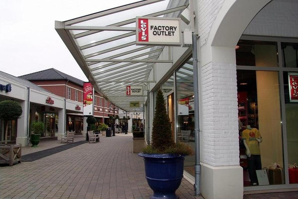 un centro commerciale vuoto con un cartello per un centro commerciale
