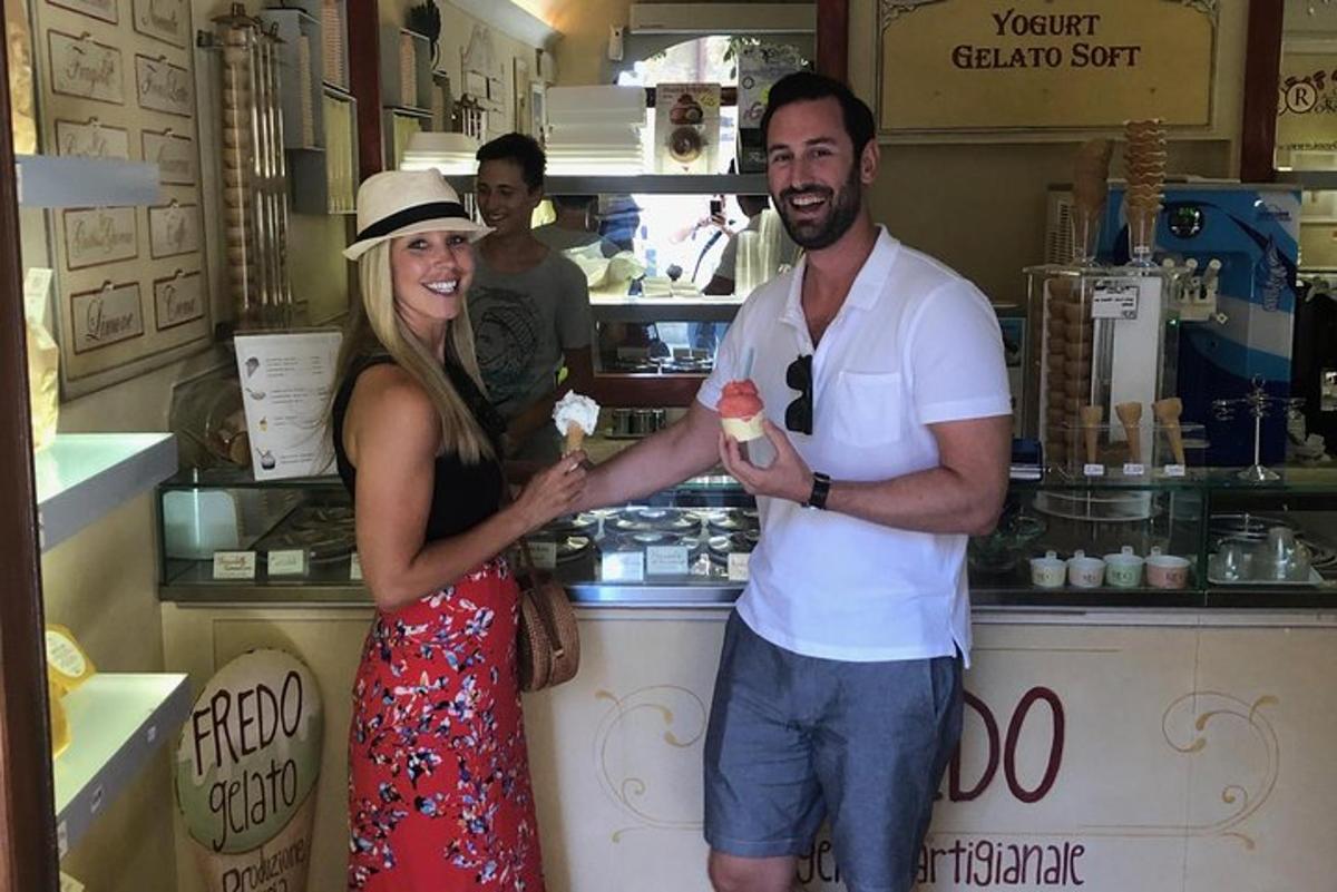 Un hombre y una mujer sosteniendo un helado en una tienda.
