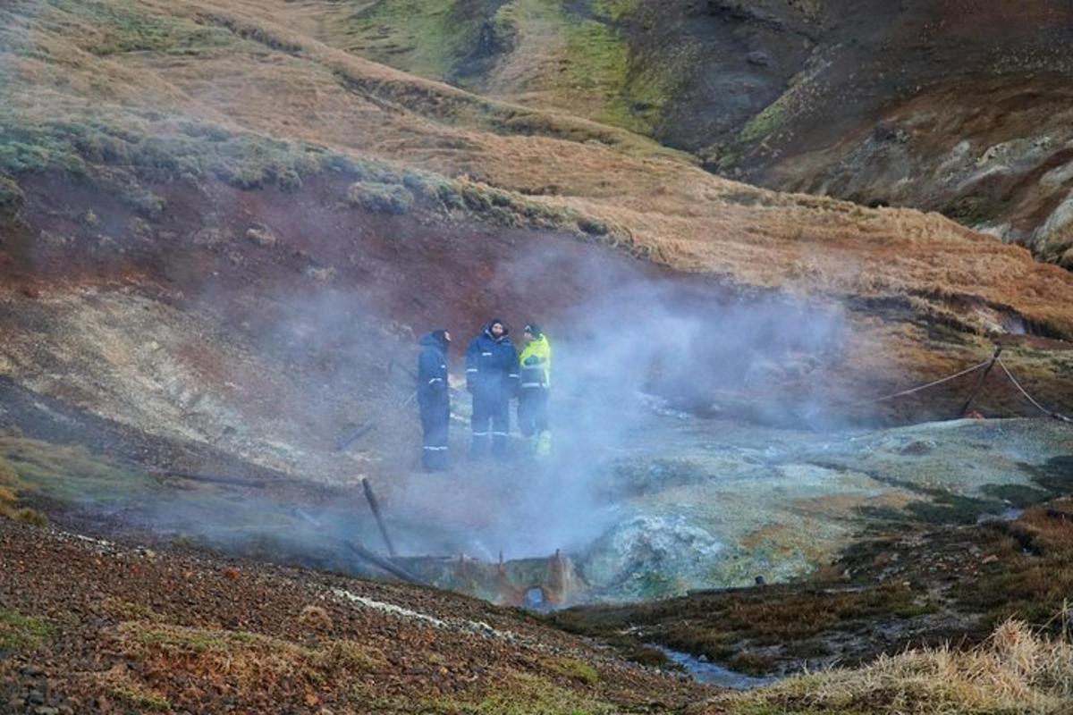 Un grupo de tres personas de pie en una pila de humo