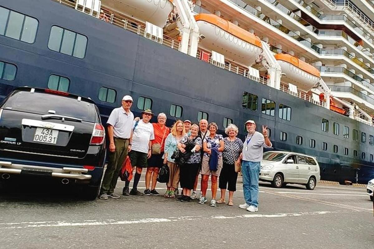 un gruppo di persone in piedi davanti a una nave da crociera