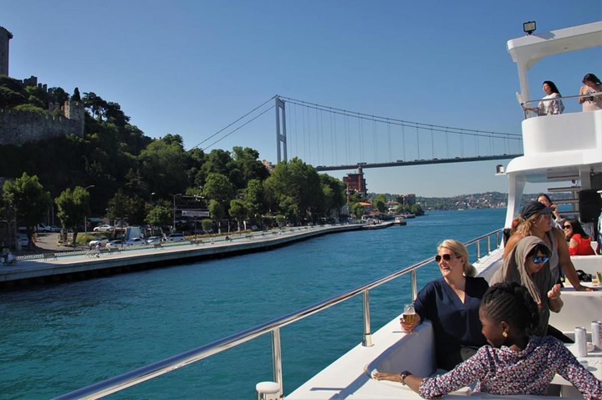 un grupo de personas en un barco en el río