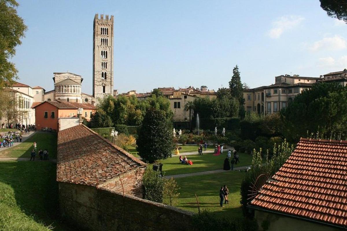 vista d'un edifici amb una torre de rellotge