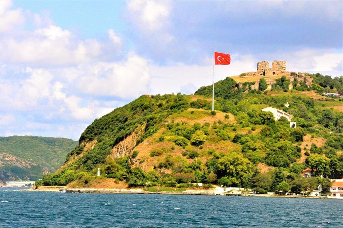 μια κόκκινη σημαία στην κορυφή ενός νησιού με ένα κάστρο