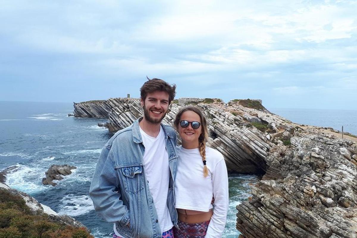 muž a žena stojící vedle oceánu