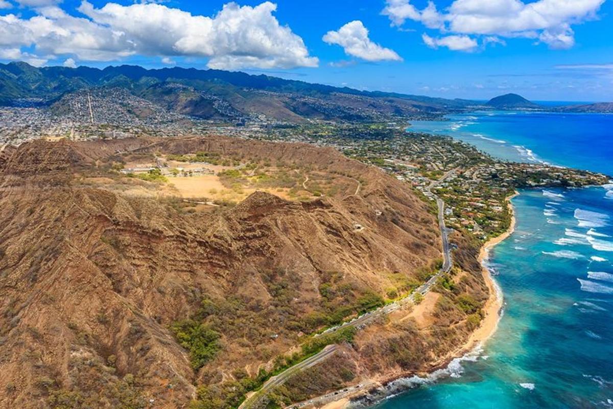 海边山峰的鸟瞰图