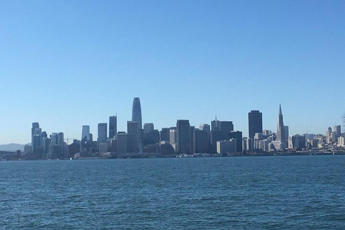 una vista dello skyline di una città dall'acqua