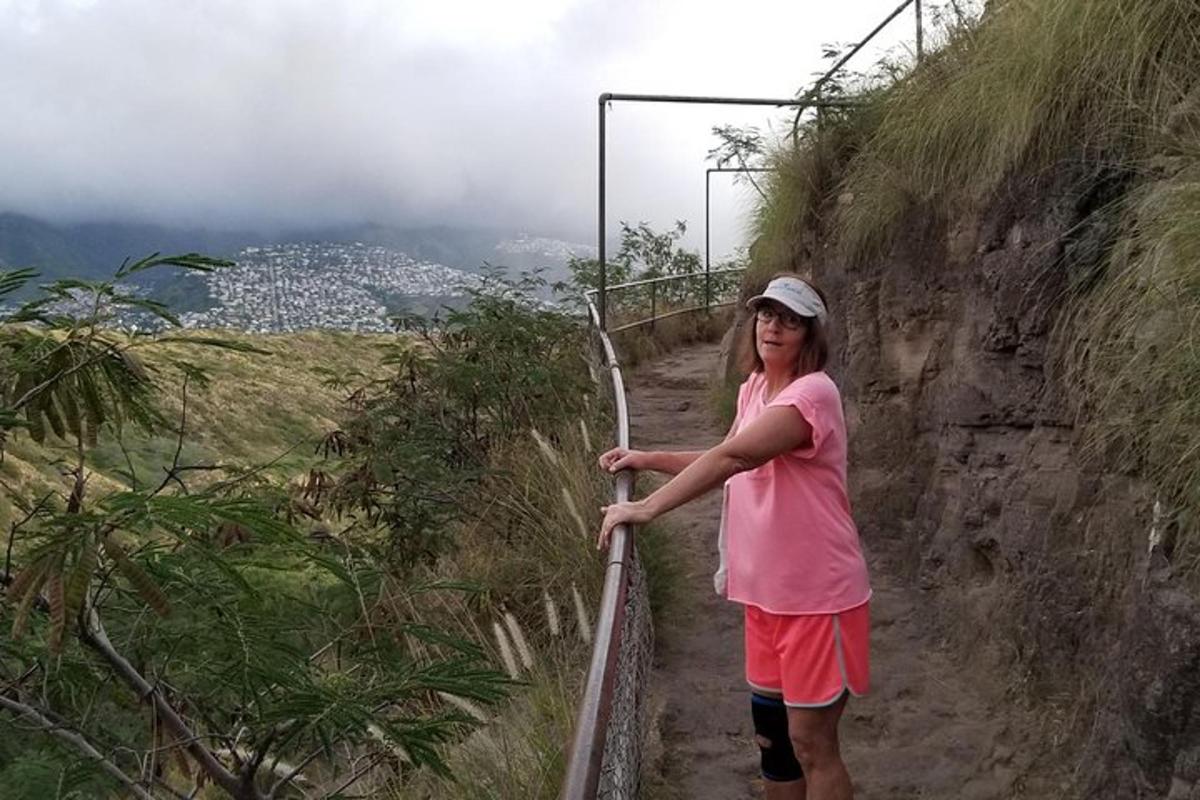 一名女子站在山路上