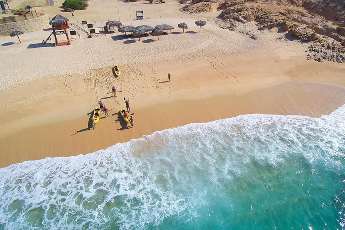 pemandangan atas pantai dengan sekumpulan orang