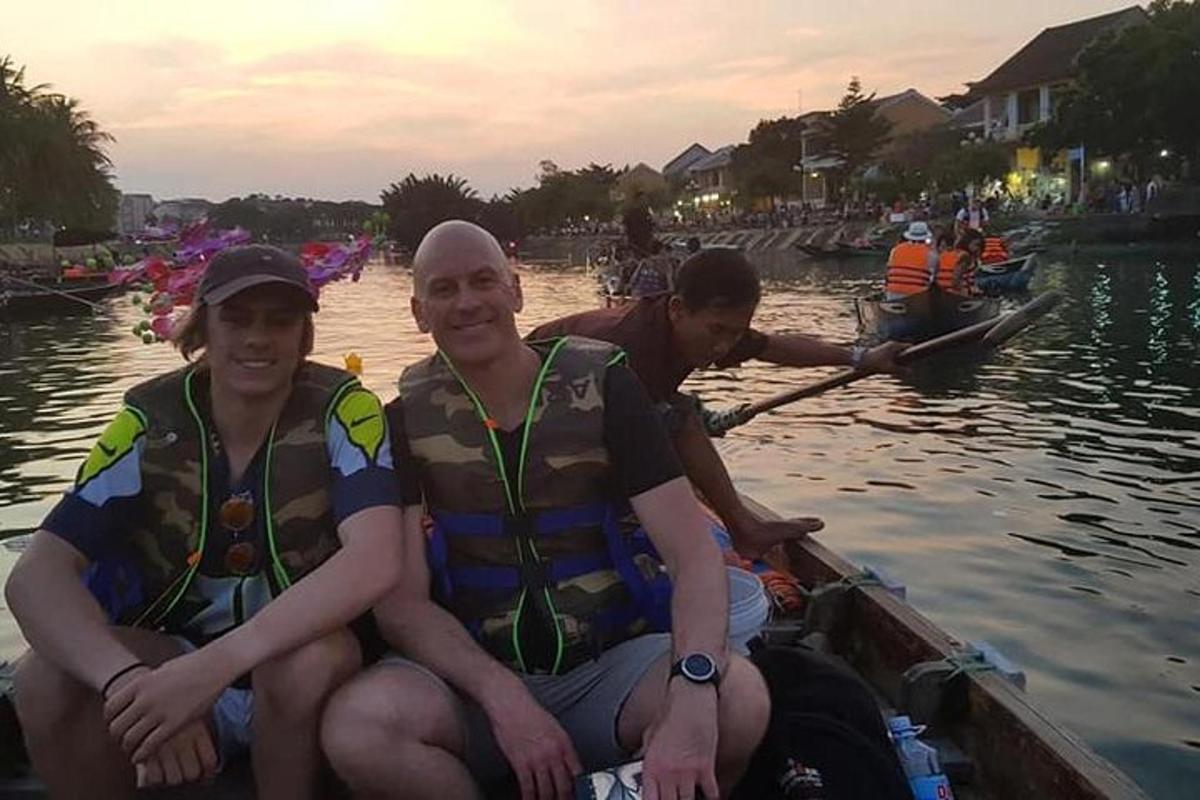 dois homens sentados em um barco na água