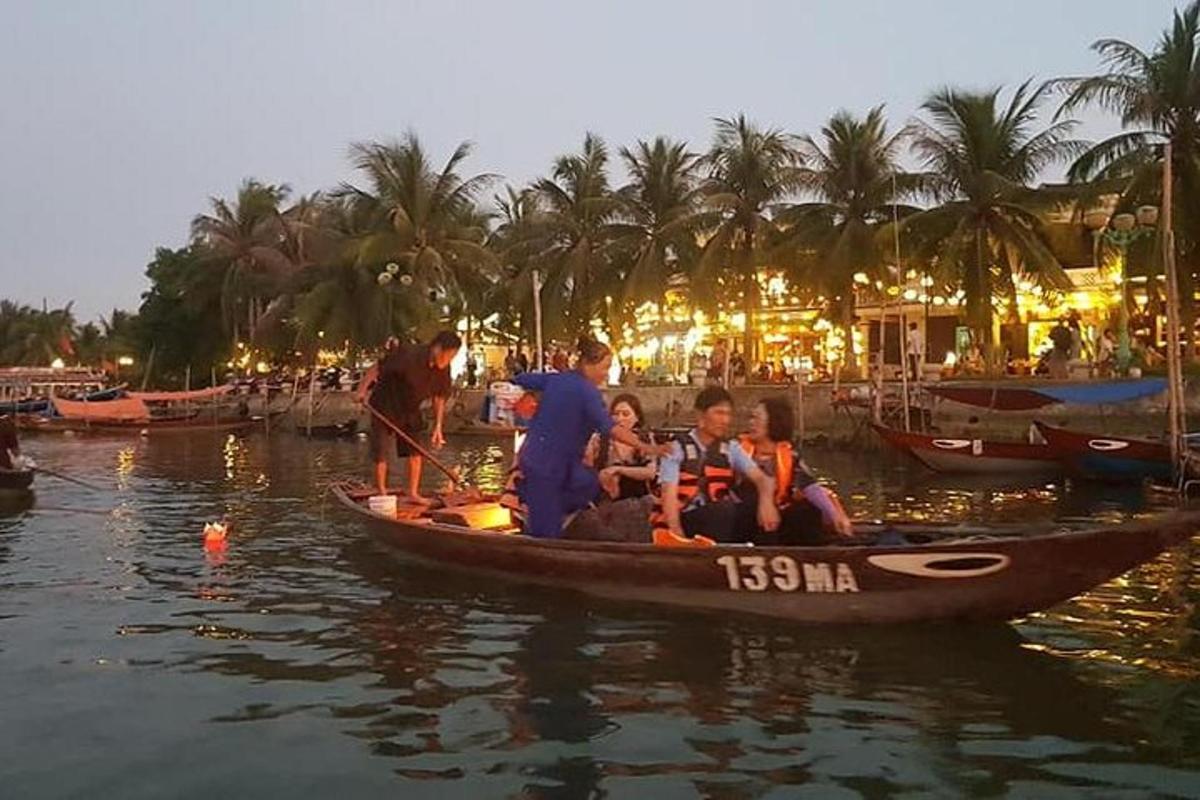um grupo de pessoas em um barco na água