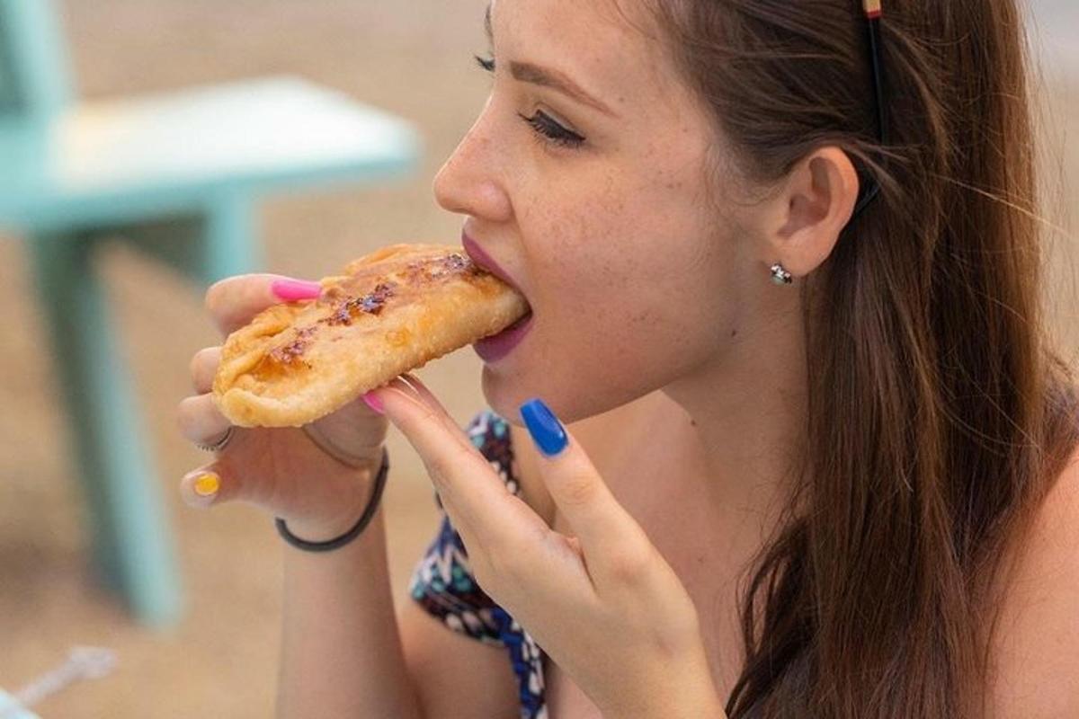 žena jí kus pizzy
