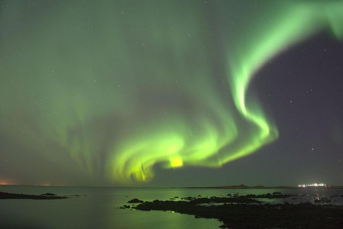 un'aurora nel cielo sopra uno specchio d'acqua
