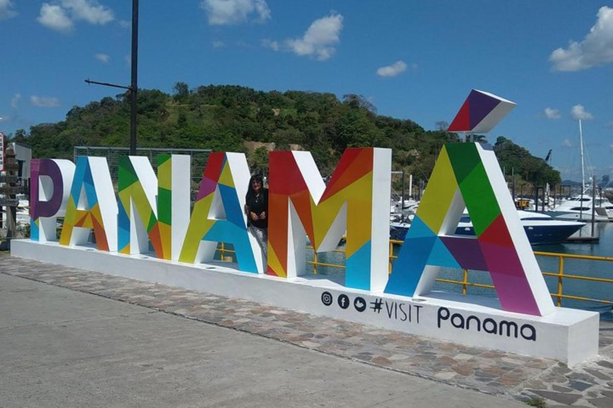 barvit znak z napisom pampana na steni