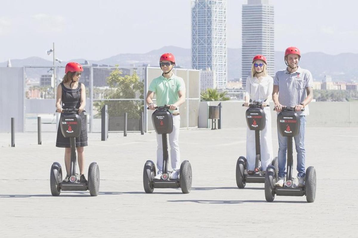 Þriggja manna hópur sem hjólar á Segway-hjólum