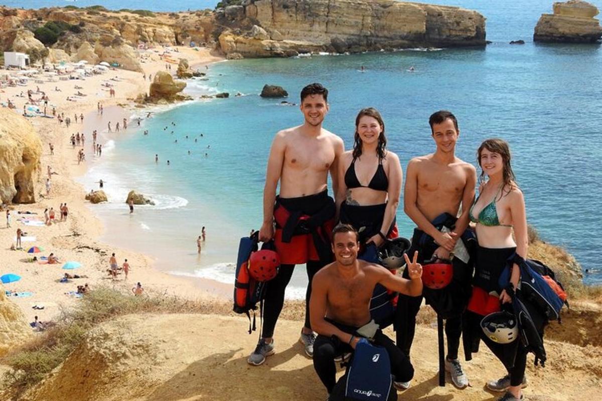 un gruppo di persone in piedi su una spiaggia