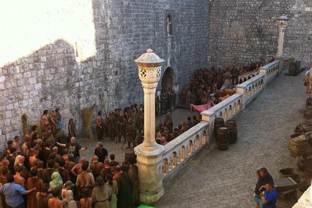 egy tömeg ül egy templomban