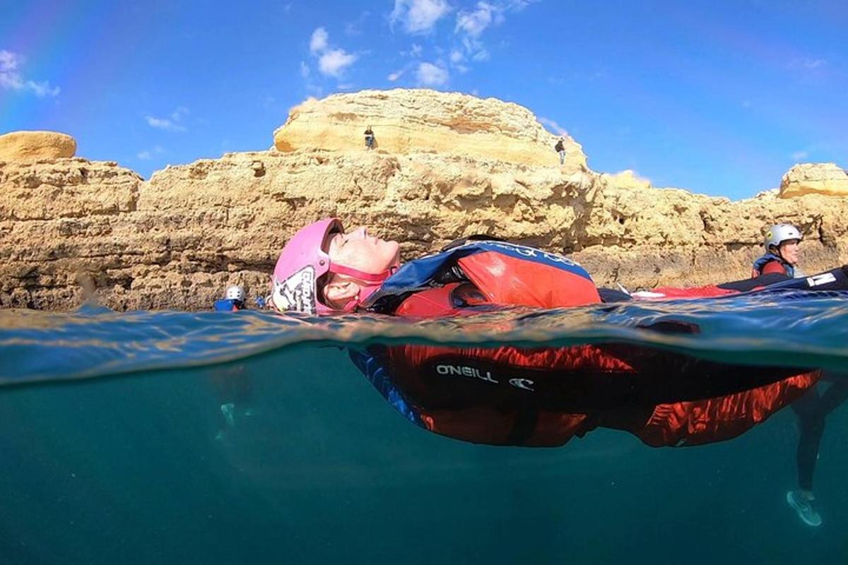 una persona sdraiata sull'acqua nell'oceano