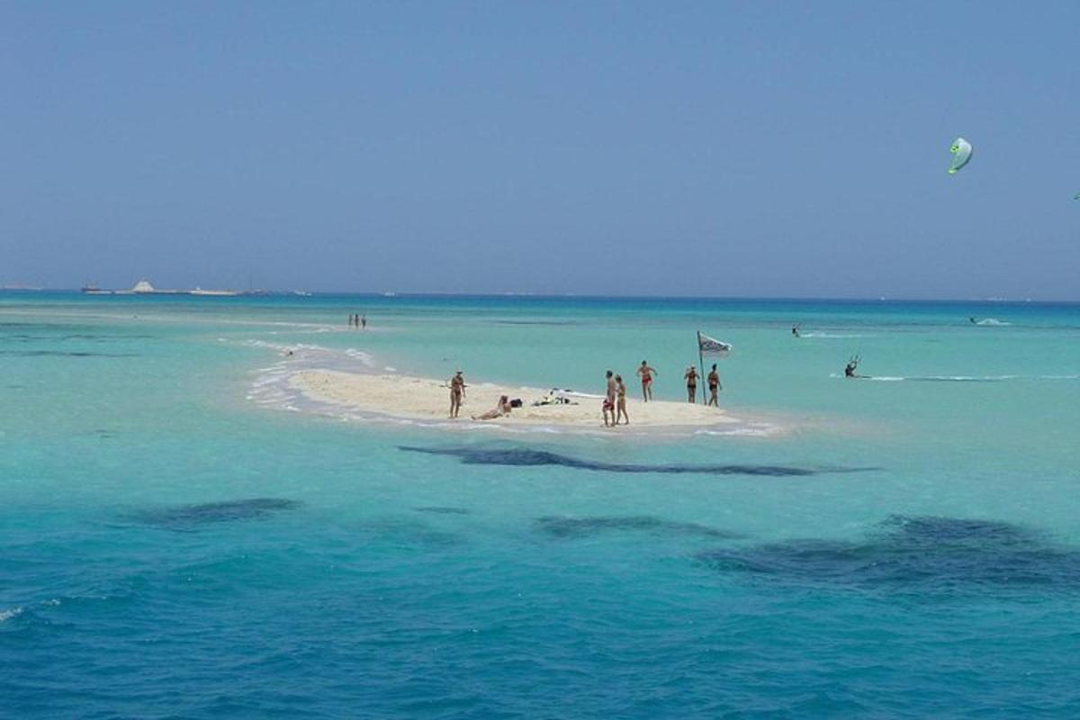 un gruppo di persone su una spiaggia nell'oceano