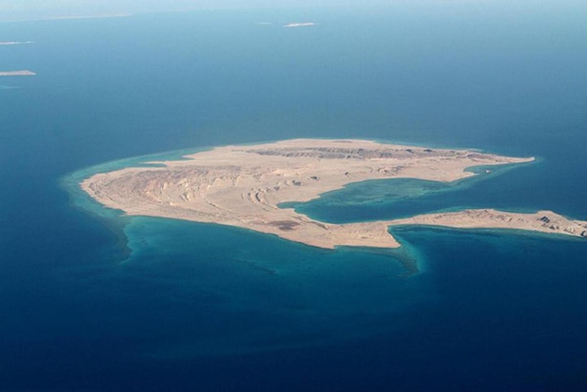 een eiland in het midden van een watermassa