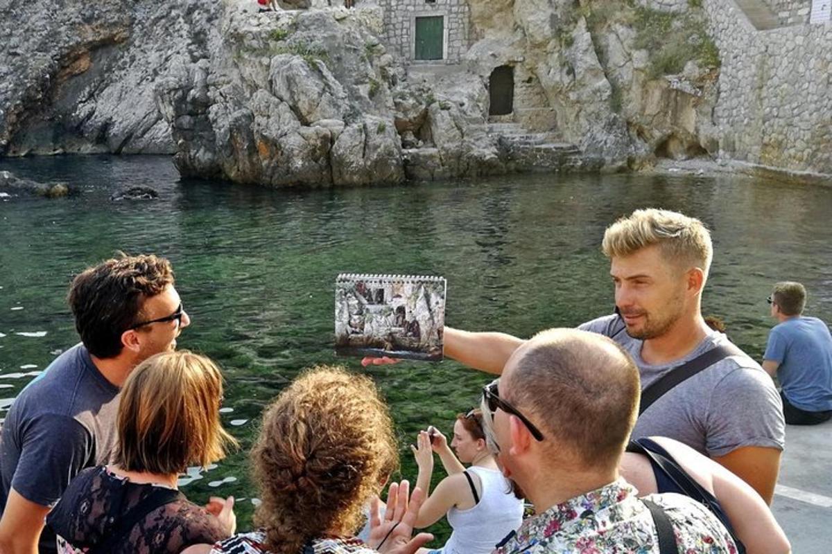 Ein Mann macht ein Foto von einer Gruppe von Menschen im Wasser