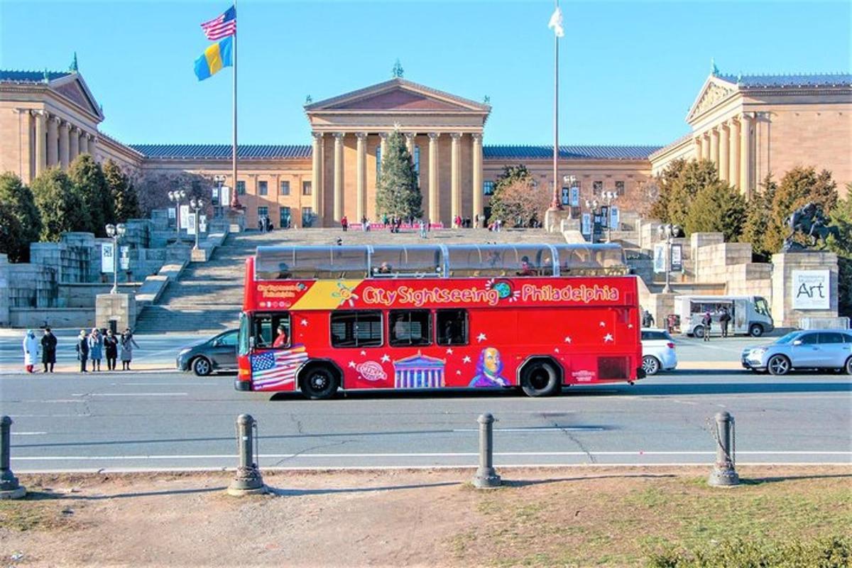 un autobus rosso a due piani che percorre una strada