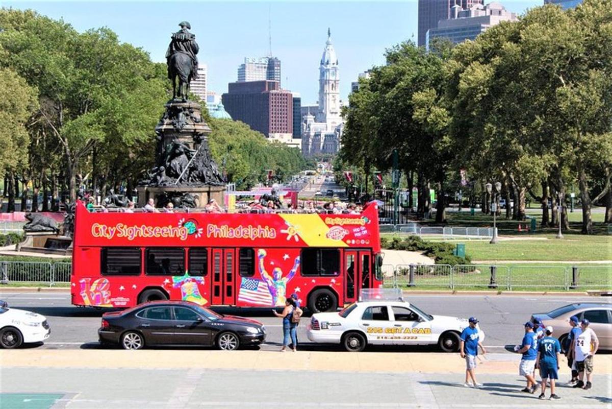 un autobus rosso a due piani parcheggiato in un parco