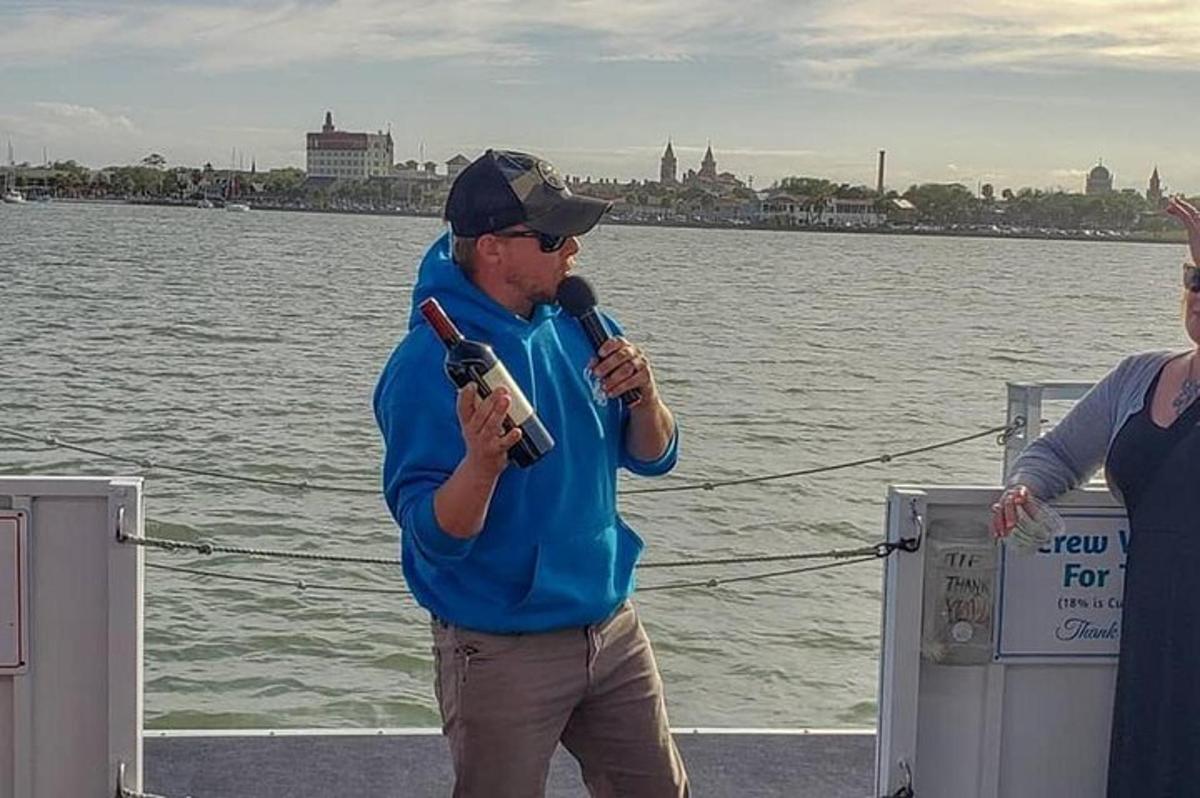 mees seisab paadis ja hoiab käes mikrofoni