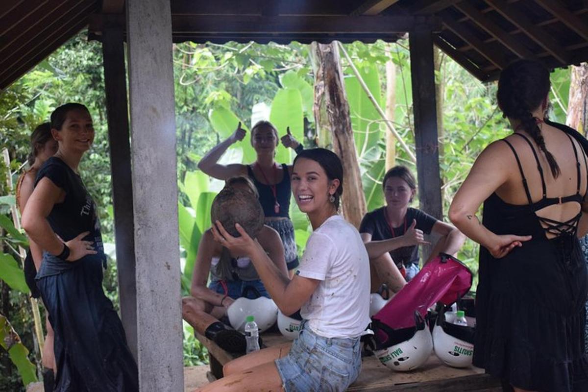 sekumpulan orang yang duduk bersama dalam satu kumpulan