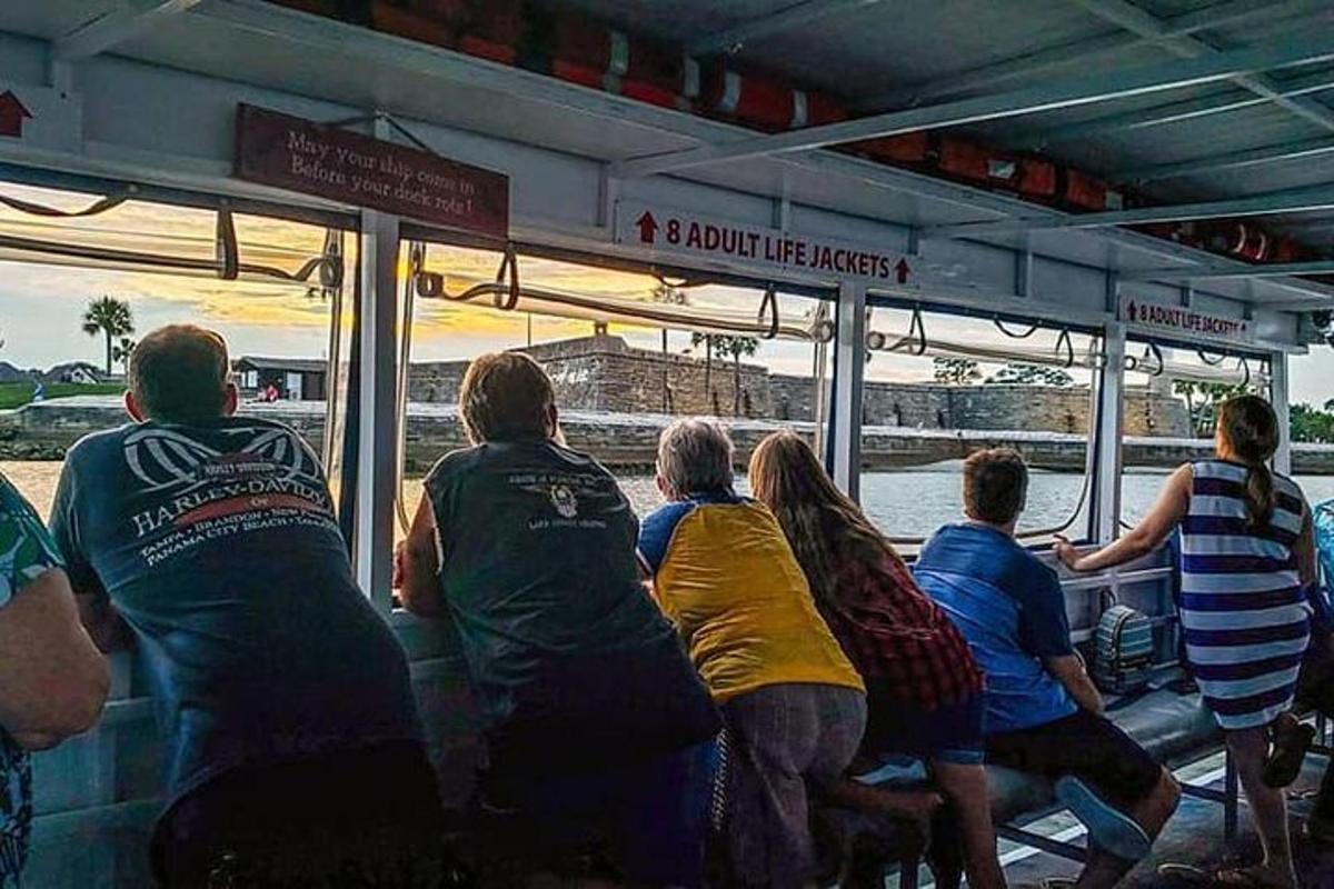 grupp inimesi istub parvlaeval