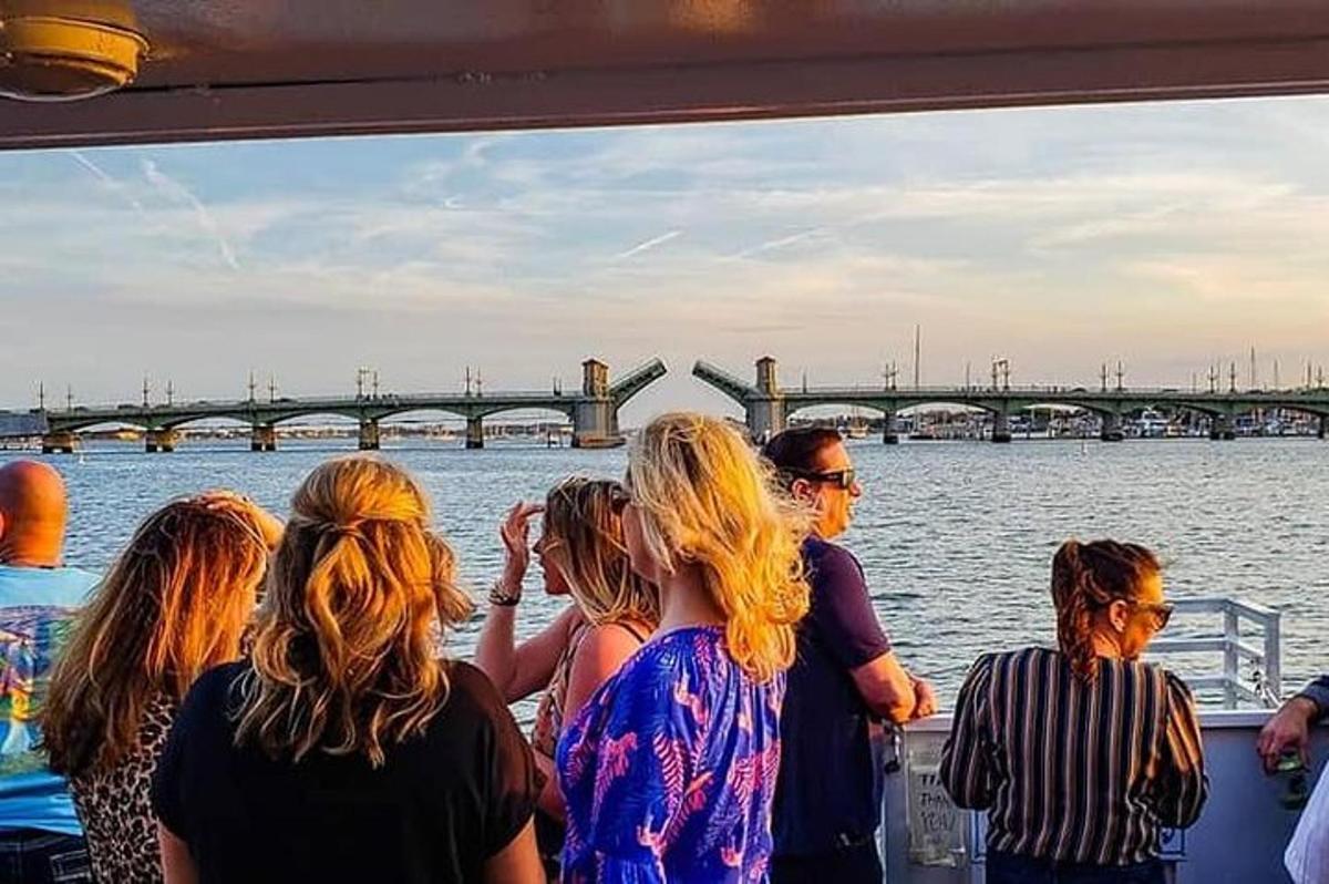 un gruppo di persone su una barca in acqua