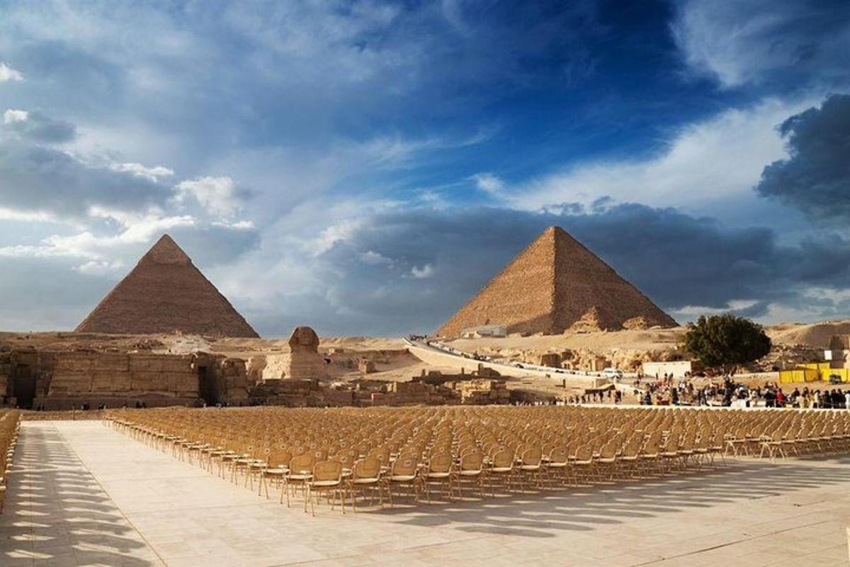 una vista delle piramidi di Giza sotto un cielo nuvoloso