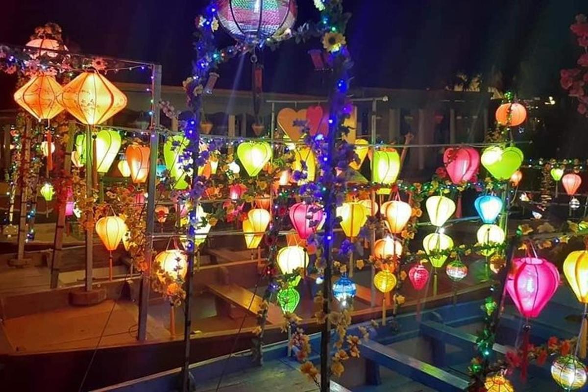 sekumpulan tanglung yang dipamerkan pada waktu malam