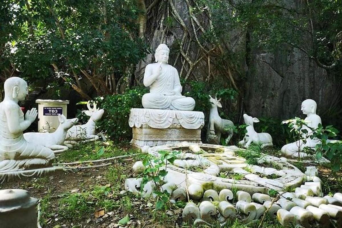 un gruppo di statue di un Buddha e di animali