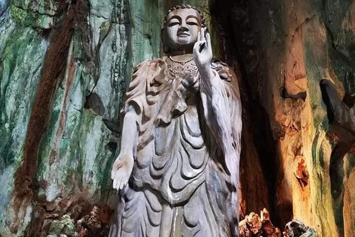 una statua di un angelo che parla al cellulare