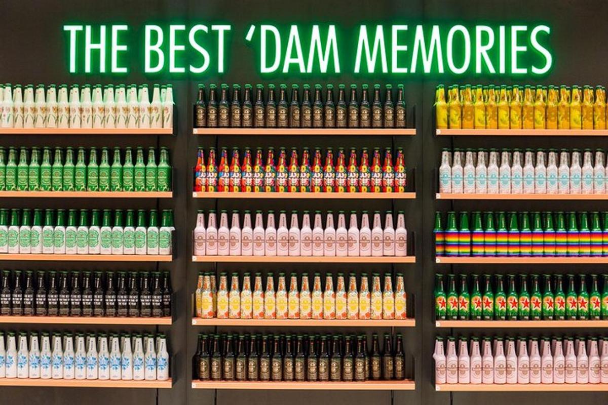 rak toko yang penuh dengan banyak pensil warna berbeda