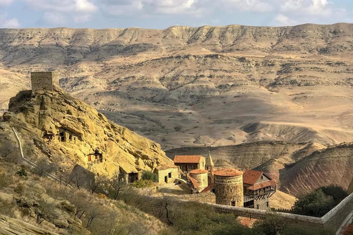 Una vista de una montaña con casas en una colina.