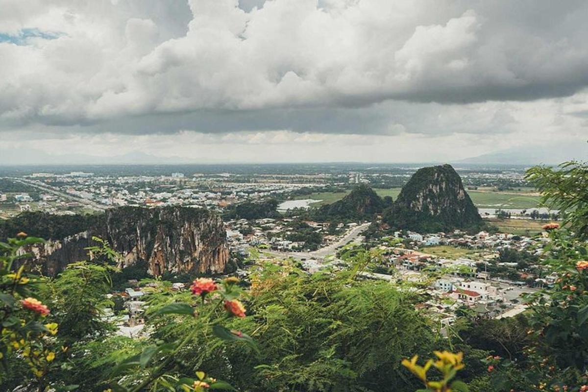 pemandangan bandar dengan latar belakang gunung