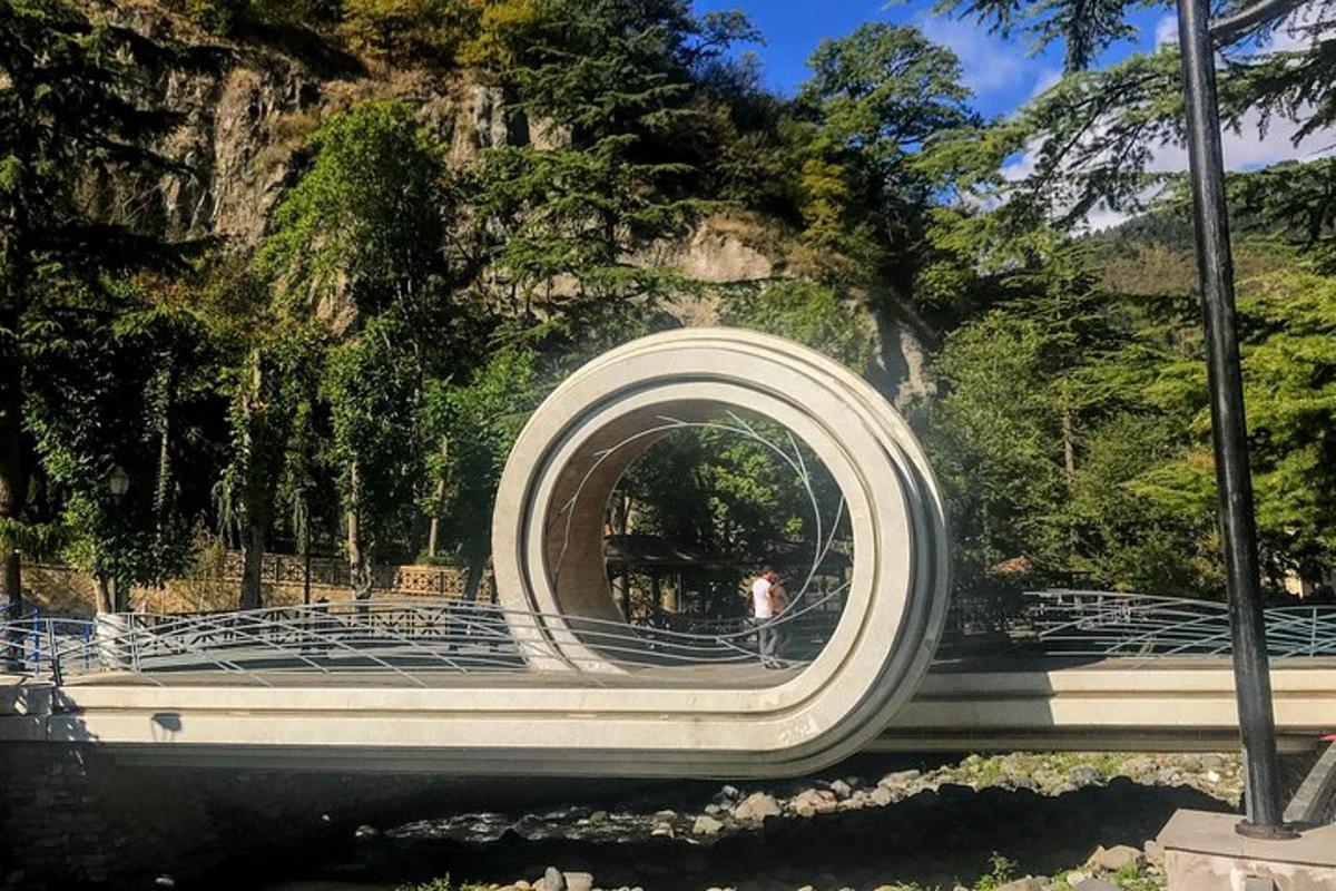 budova s tunelem na kraji silnice