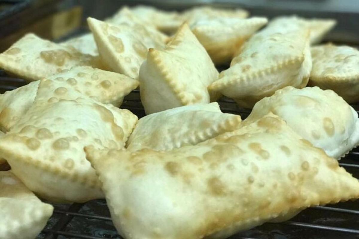 skupina wontonů na chladicím stojanu