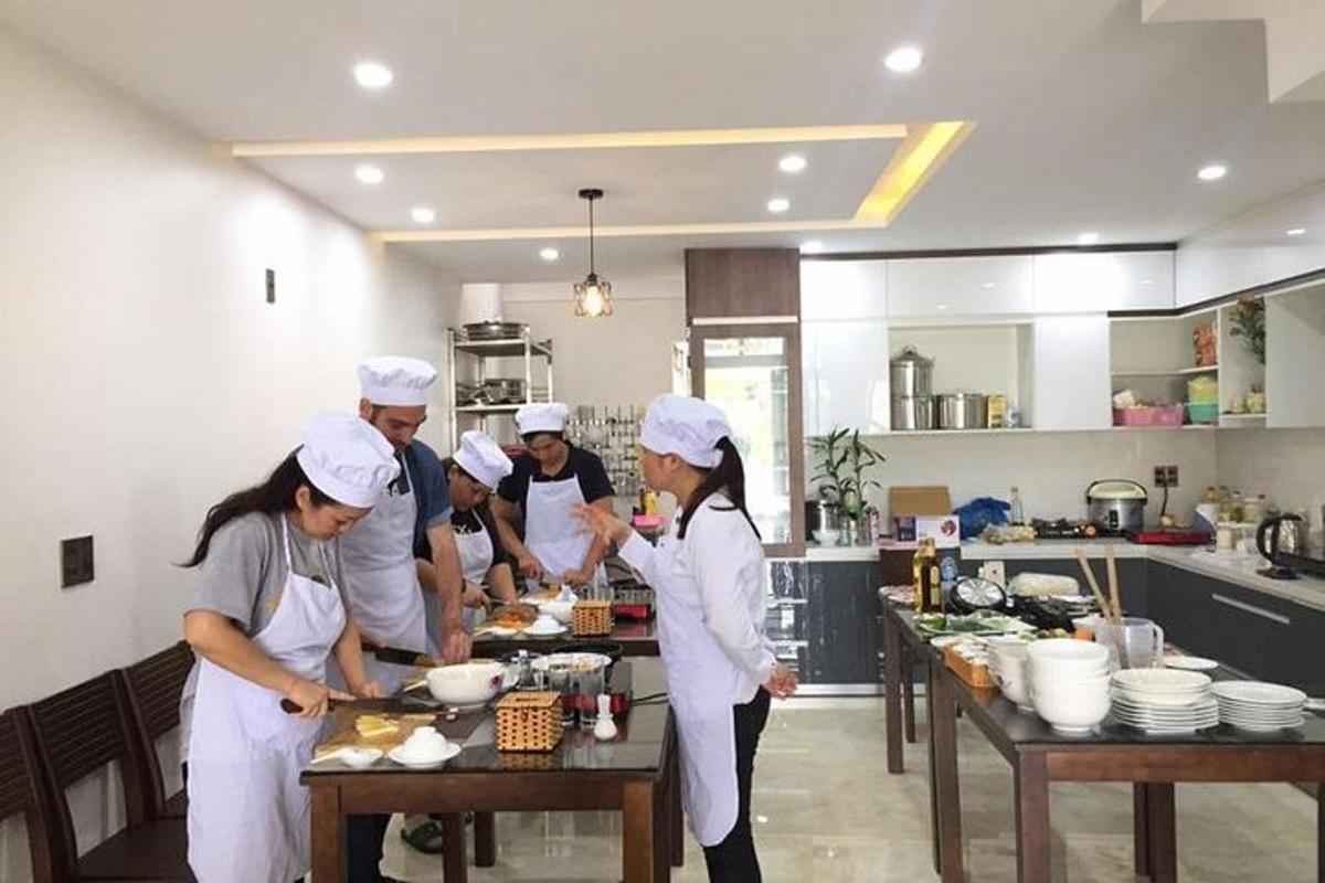 Un grupo de personas en una cocina preparando comida.