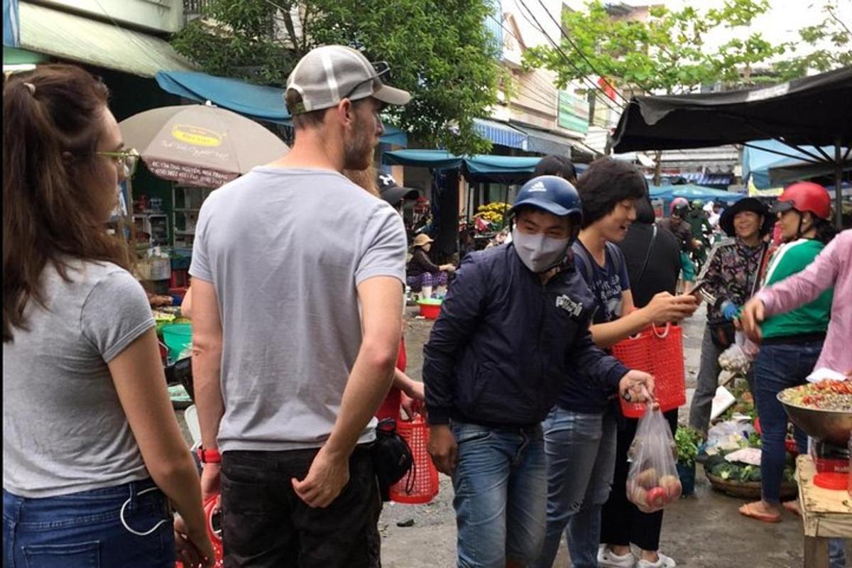 un grup de persones dempeus en un mercat