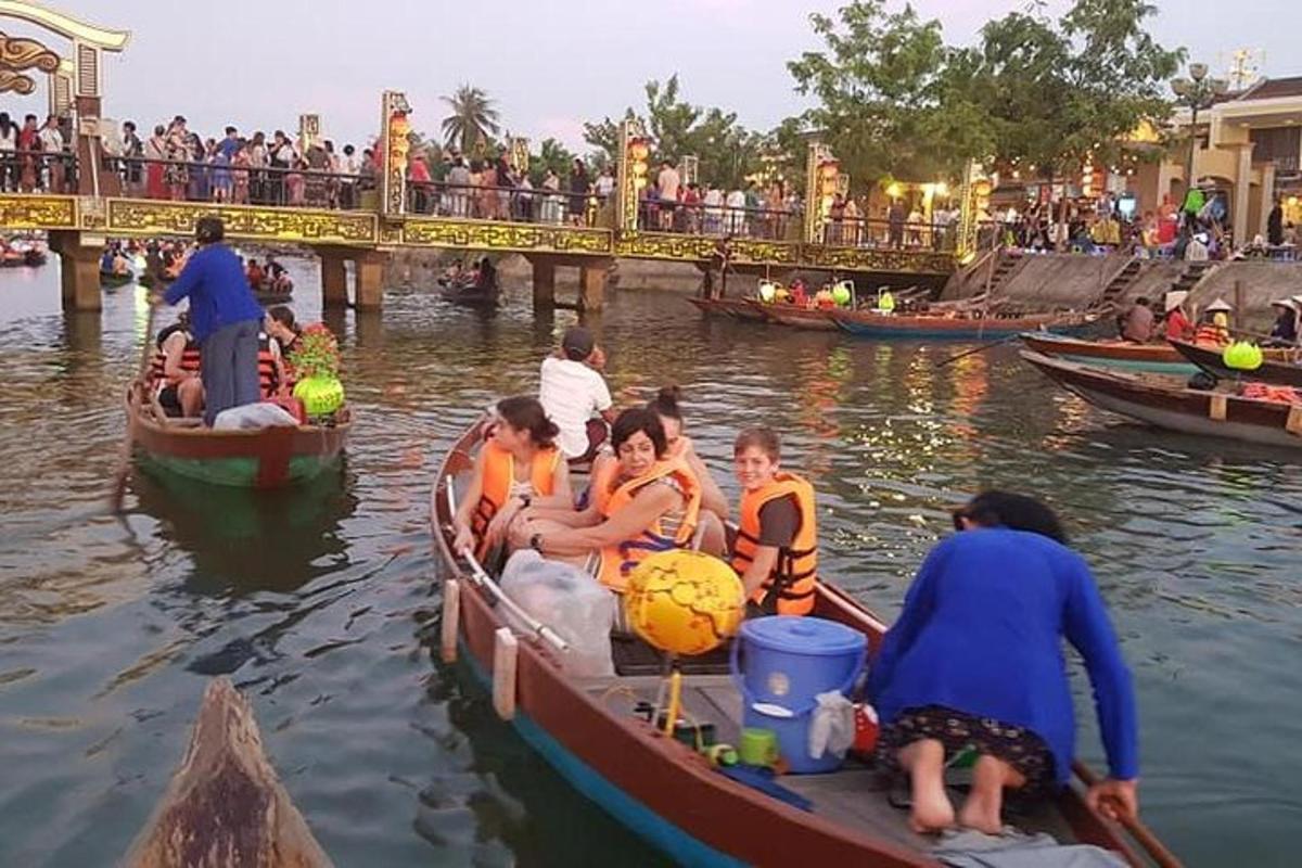 um grupo de pessoas em um barco na água