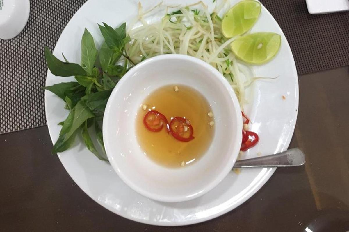 un plat blanc amb un bol de sopa i una amanida