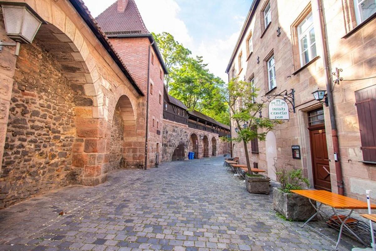 un vicolo in una città vecchia con edifici in pietra