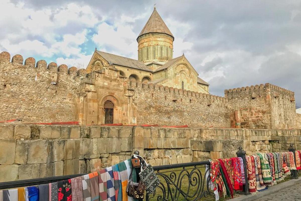 stara stavba z ograjo, na kateri so šali